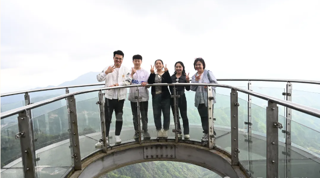 9001cc金沙风管销售中心员工在安徽明堂山景区照片