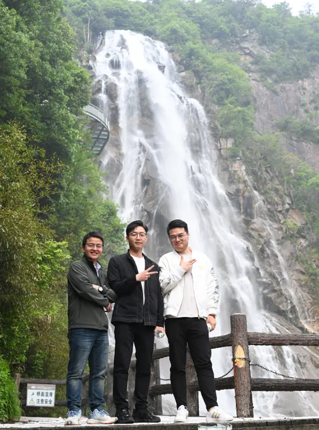9001cc金沙风管销售中心员工在安徽明堂山景区照片