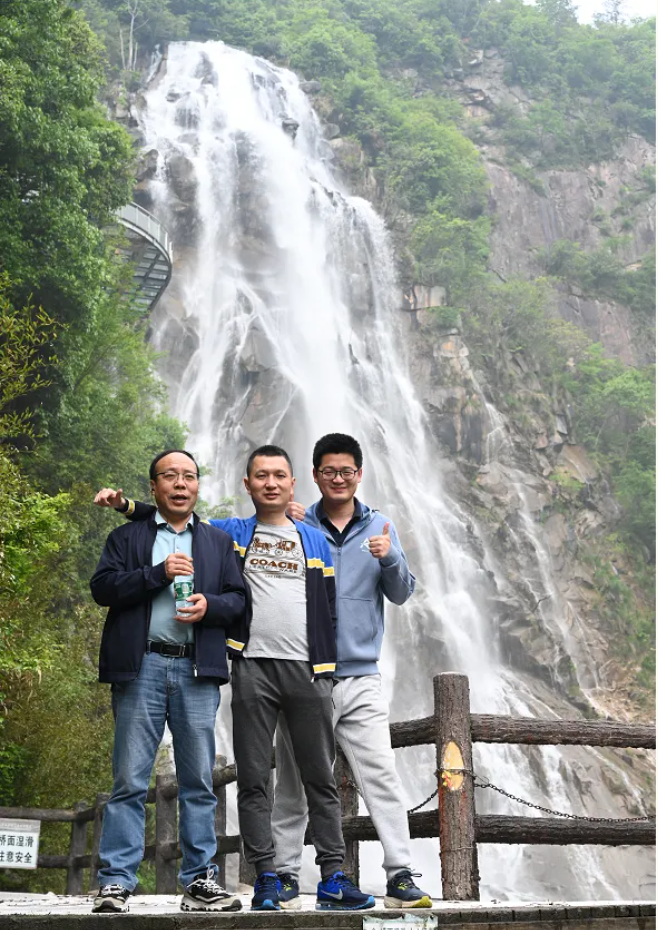 9001cc金沙风管销售中心员工在安徽明堂山景区照片