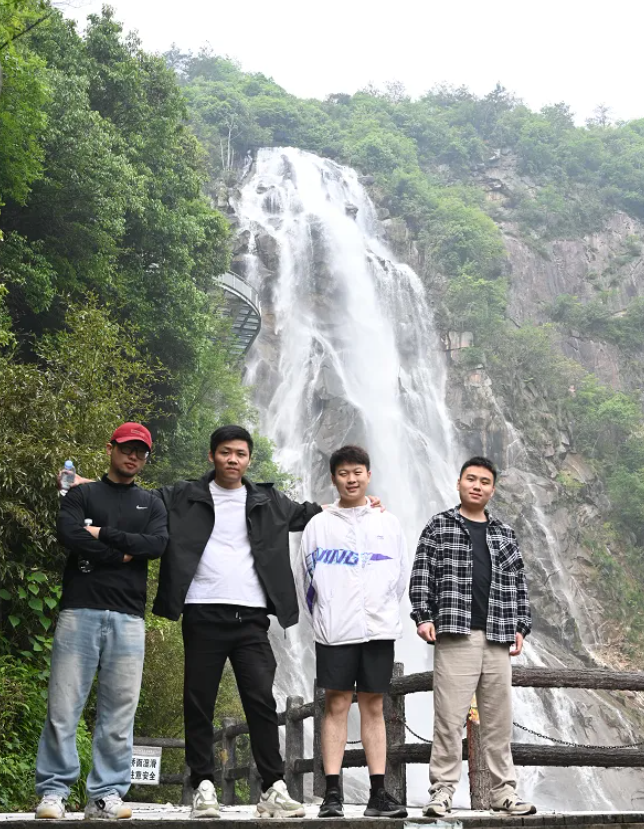 9001cc金沙风管销售中心员工在安徽明堂山景区照片